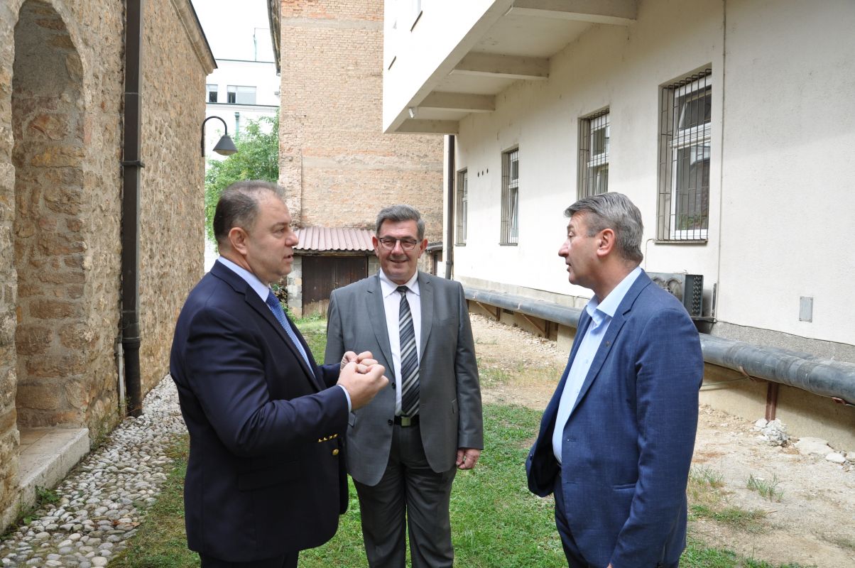 Načelnik Hadžibajrić i dr. hfz. Malkić potpisali sporazum o finansiranju rekonstrukcije dvorišta Medrese