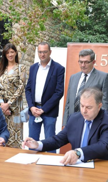 Načelnik Hadžibajrić i dr. hfz. Malkić potpisali sporazum o finansiranju rekonstrukcije dvorišta Medrese Načelnik Hadžibajrić i dr. hfz. Malkić potpisali sporazum o finansiranju rekonstrukcije dvorišta Medrese