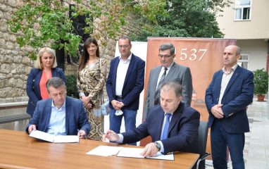 Načelnik Hadžibajrić i dr. hfz. Malkić potpisali sporazum o finansiranju rekonstrukcije dvorišta Medrese Načelnik Hadžibajrić i dr. hfz. Malkić potpisali sporazum o finansiranju rekonstrukcije dvorišta Medrese