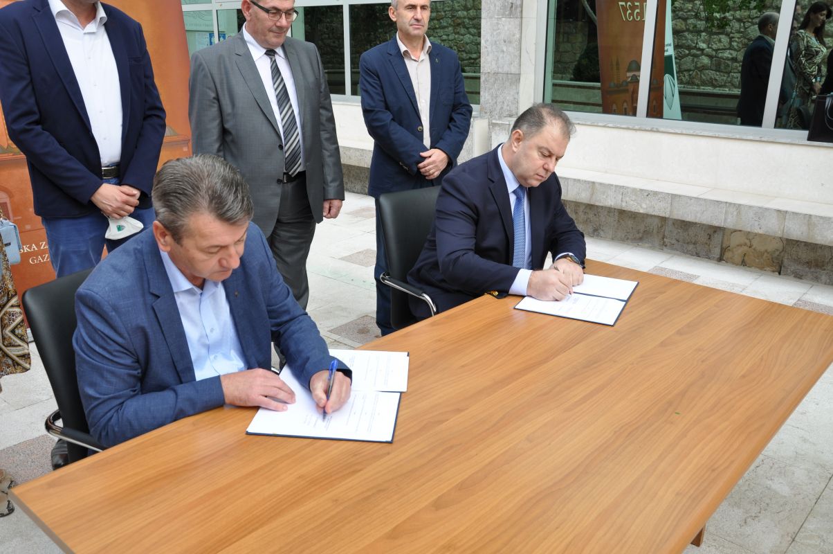 Načelnik Hadžibajrić i dr. hfz. Malkić potpisali sporazum o finansiranju rekonstrukcije dvorišta Medrese