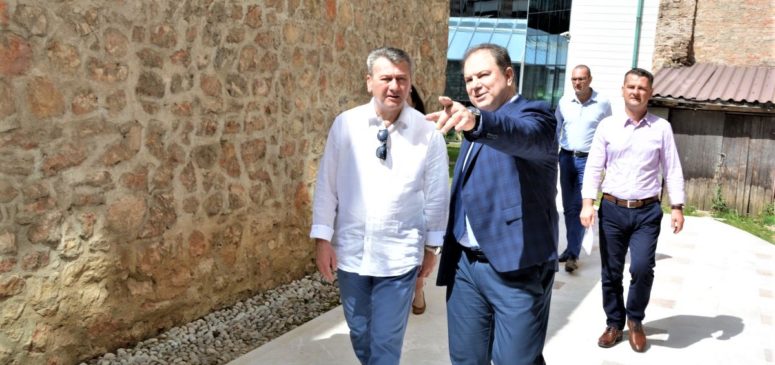 Načelnik Općine Stari Grad Ibrahim Hadžibajrić ozvaničio završetak rekonstrukcije dvorišta Gazi Husrev-begove medrese Načelnik Općine Stari Grad Ibrahim Hadžibajrić ozvaničio završetak rekonstrukcije dvorišta Gazi Husrev-begove medrese