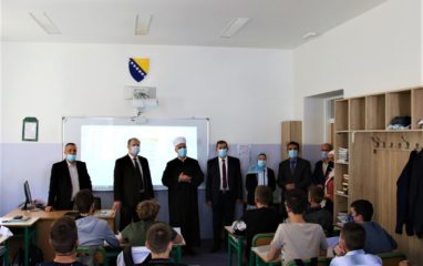 Reisu-l-ulema Islamske zajednice u Bosni i Hercegovini Husein-ef. Kavazović posjetio Gazi Husrev-begovu medresu u povodu početka nove školske godine Reisu-l-ulema Islamske zajednice u Bosni i Hercegovini Husein-ef. Kavazović posjetio Gazi Husrev-begovu medresu u povodu početka nove školske godine