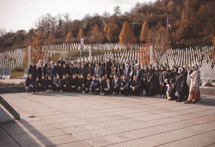 Učenici trećeg razreda Gazi Husrev-begove medrese posjetili „Memorijalni centar“ Potočari i odali počast žrtvama genocida u Srebrenici