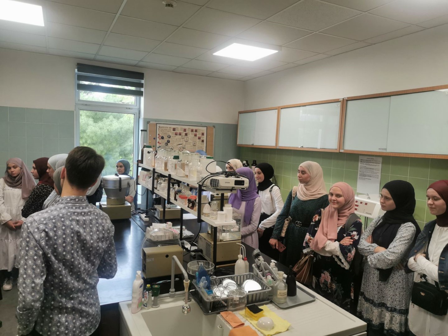 Učenici izborne grupe Biologija – Hemija posjetili Farmaceutski fakultet UNSA