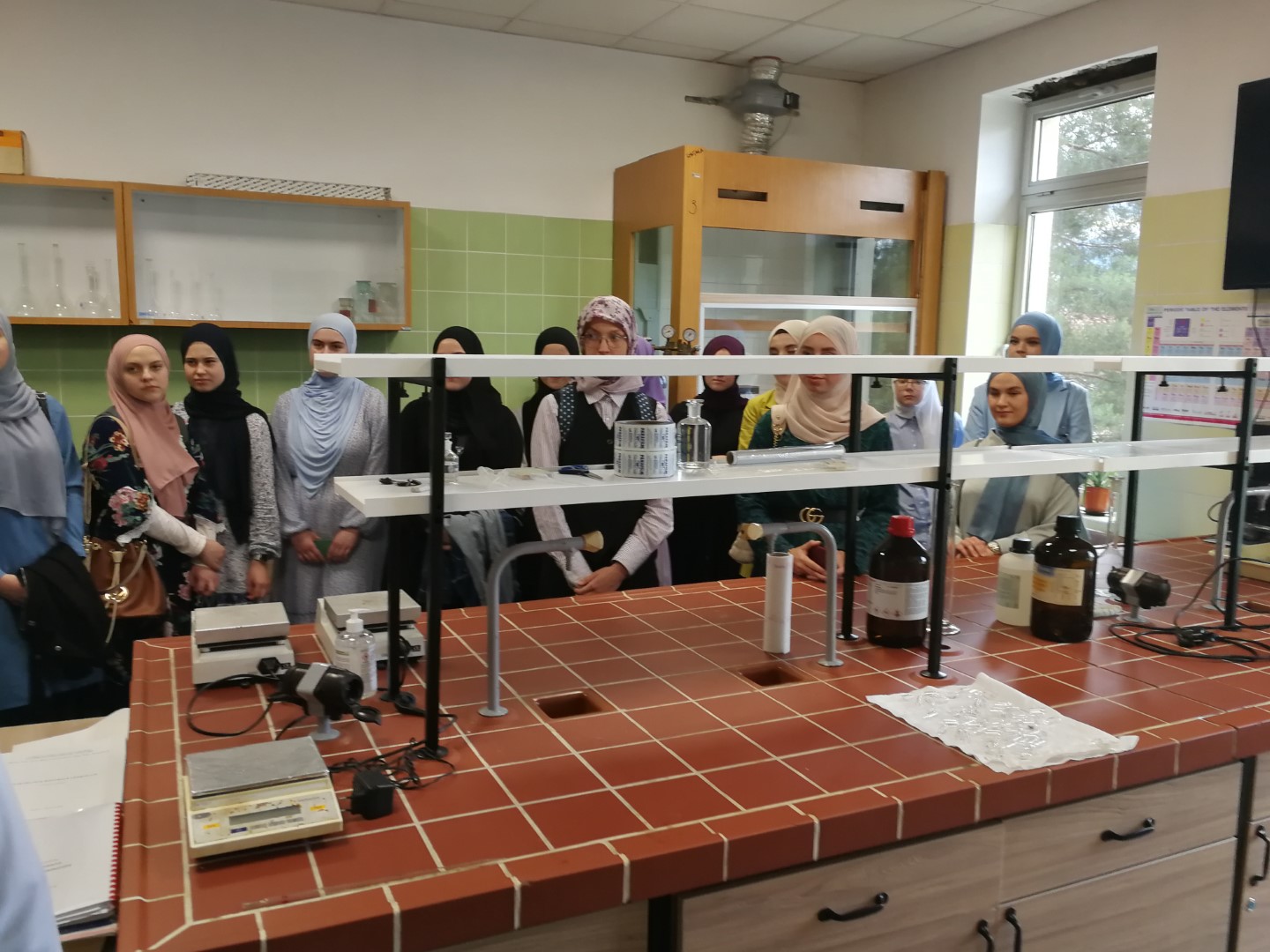 Učenici izborne grupe Biologija – Hemija posjetili Farmaceutski fakultet UNSA