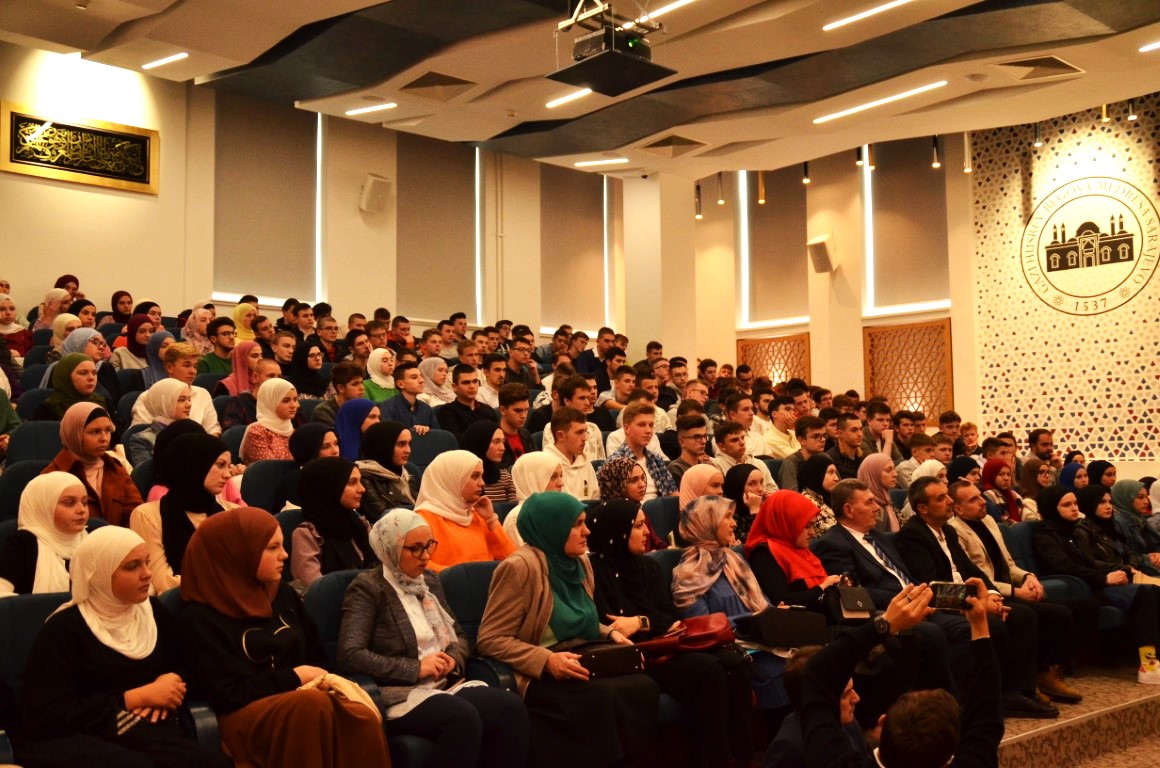 Amor Mašović održao predavanje učenicima Medrese o Genocidu u Srebrenici