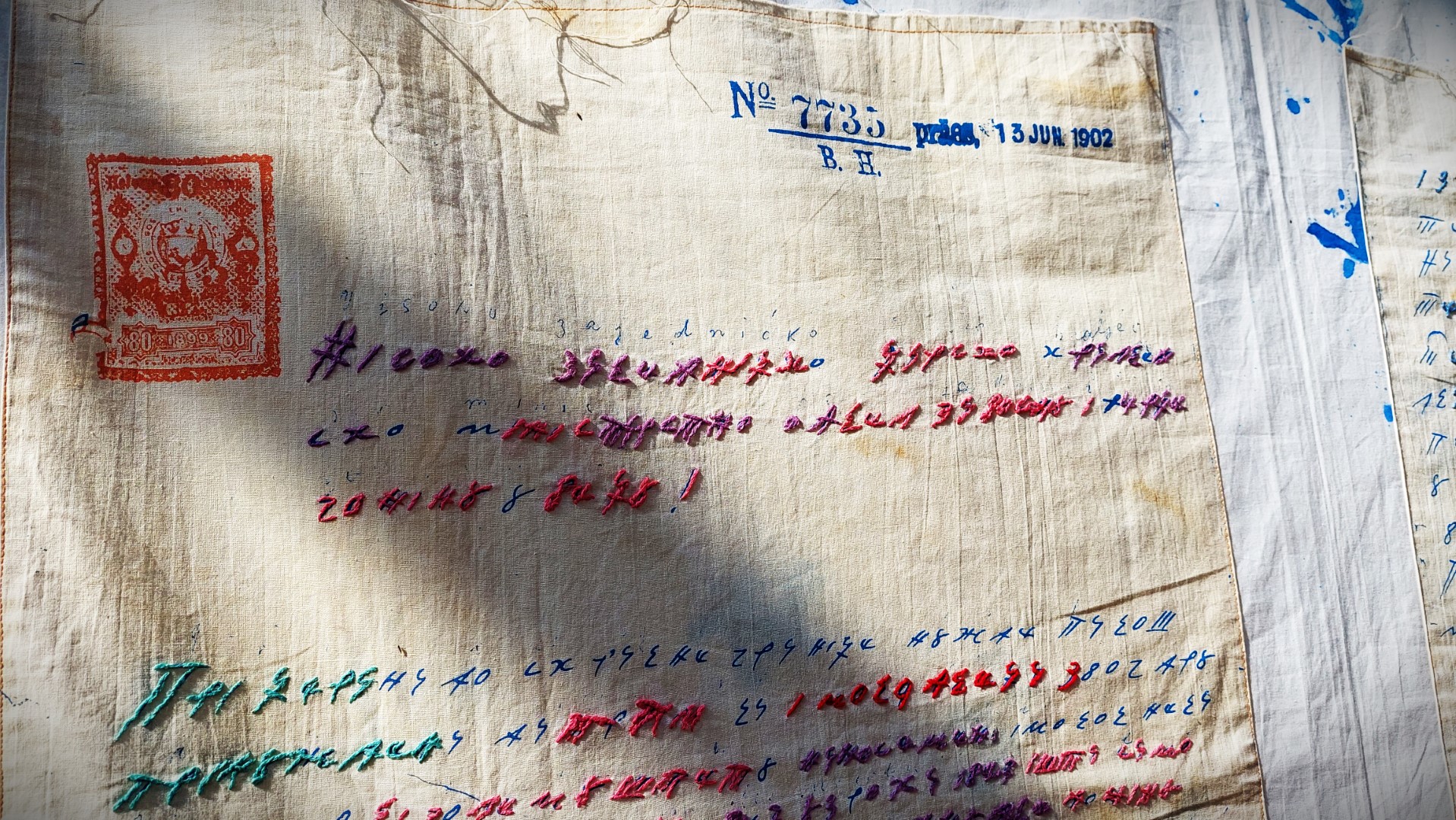Učenici i učenice Gazi Husrev-begove medrese obišli izložbu Majkina pisma - tekst na tekstilu