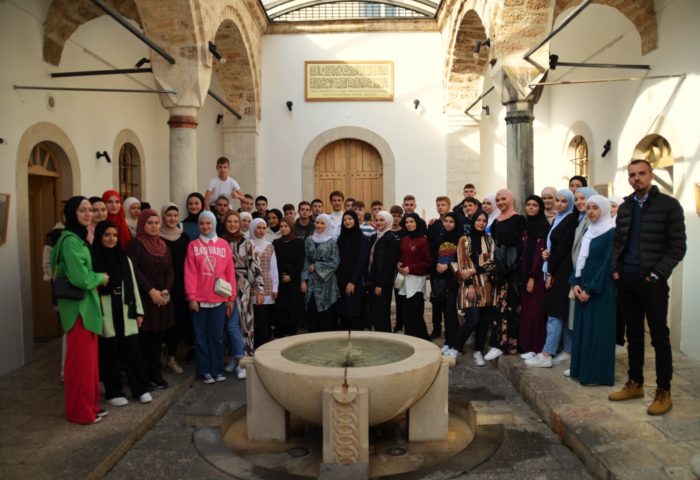Učenici i učenice Gazi Husrev-begove medrese obišli izložbu "Majkina pisma - tekst na tekstilu"