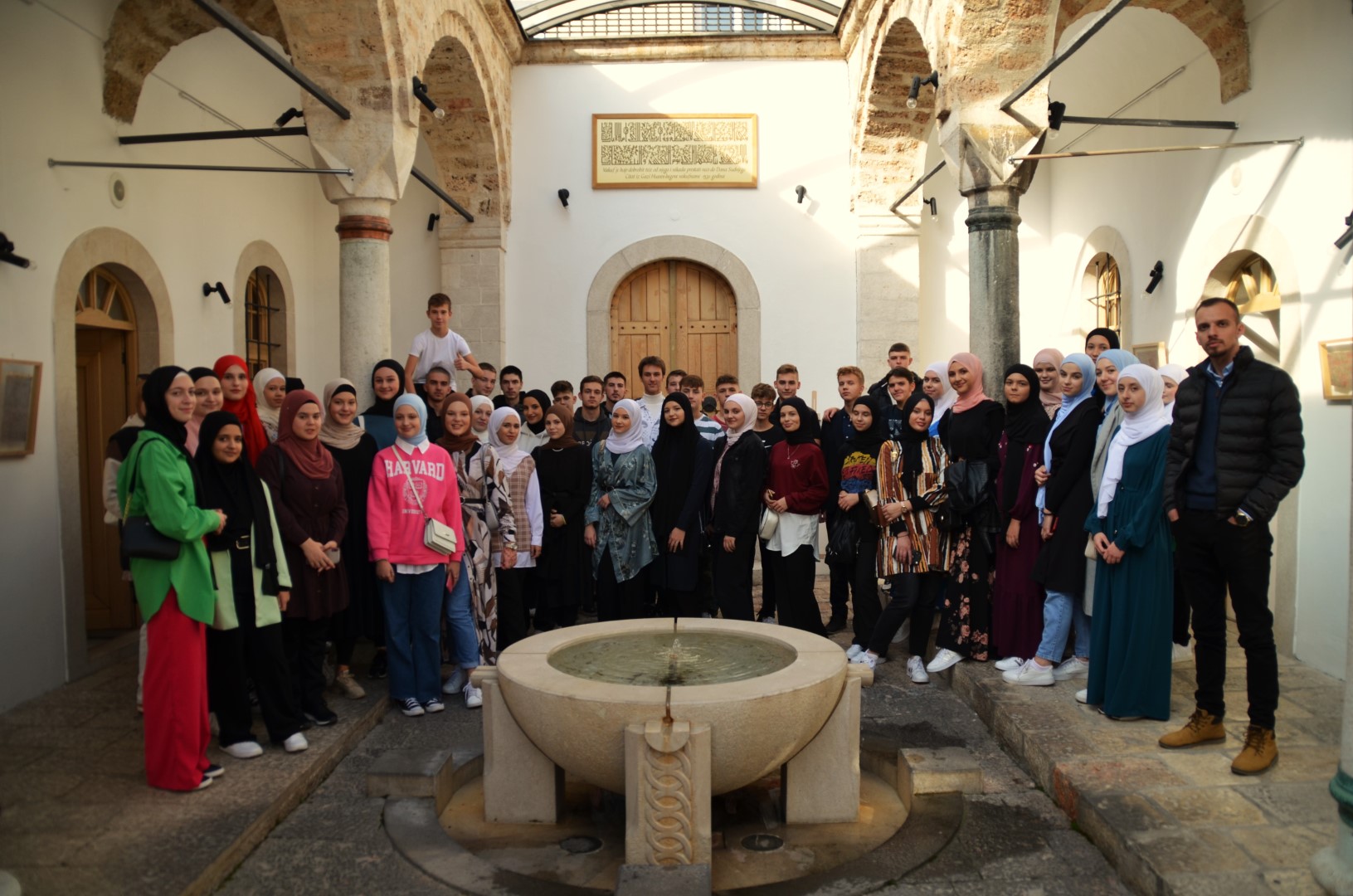 Učenici i učenice Gazi Husrev-begove medrese obišli izložbu Majkina pisma - tekst na tekstilu