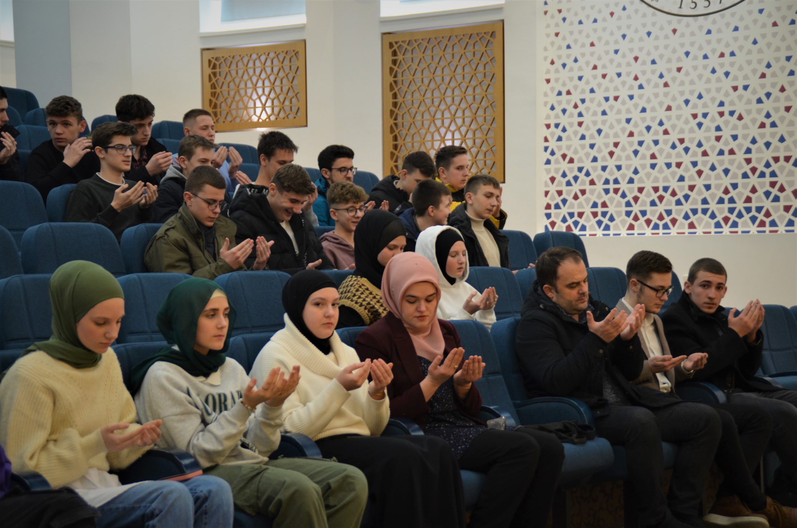 Učenici i učenice prvog razreda Gazi Husrev-begove medrese pručili hatmu pred duše stradalih u zemljotresima u Turskoj I Siriji