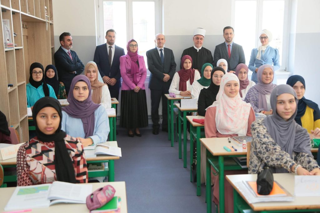 Reisul-ulema posjetio učenike prvog razreda Gazi Husrev-begove medrese: Islamska zajednica je ponosna na vas
