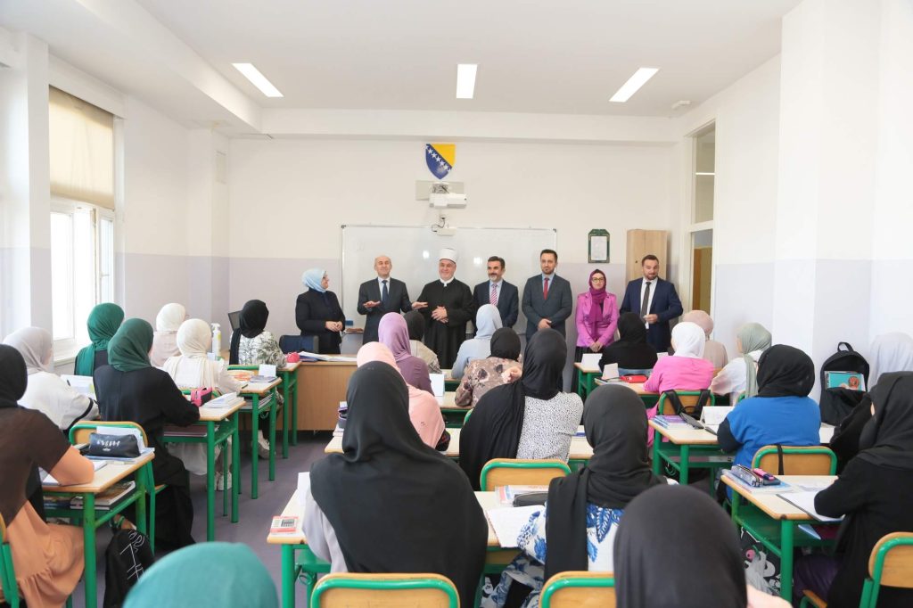 Reisul-ulema posjetio učenike prvog razreda Gazi Husrev-begove medrese: Islamska zajednica je ponosna na vas