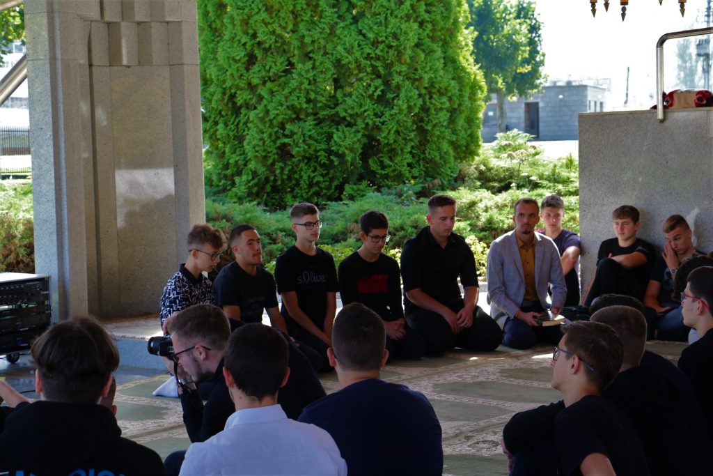 Učenici i učenice drugog razreda Gazi Husrev-begove medrese posjetili Memorijalni centar Srebrenica – Potočari