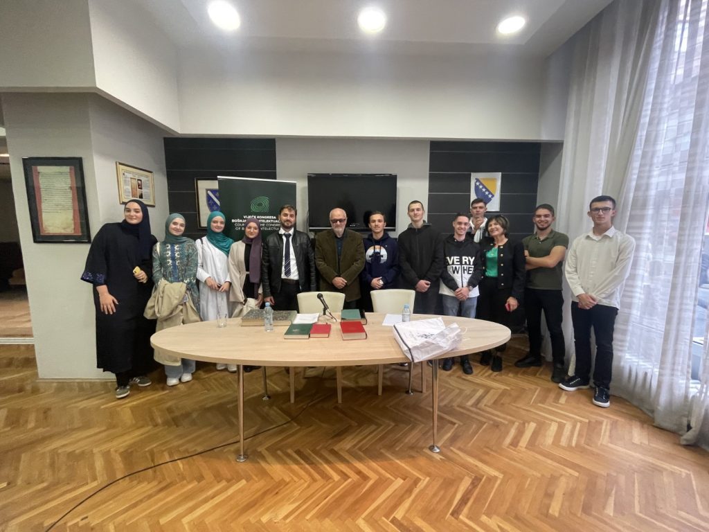 Učenici Gazi Husrev-begove medrese na tribini Vijeća Kongresa bošnjačkih intelektualaca