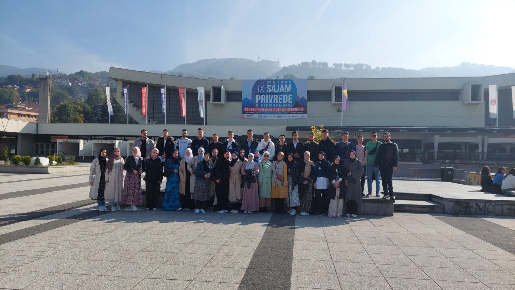 Više od 400 učenika i učenica Gazi Husrev-begove medrese posjetili izložbu "Pod nebom vedre vjere – Islam i Evropa u iskustvu Bosne"