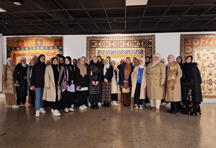 Više od 400 učenika i učenica Gazi Husrev-begove medrese posjetili izložbu "Pod nebom vedre vjere – Islam i Evropa u iskustvu Bosne"