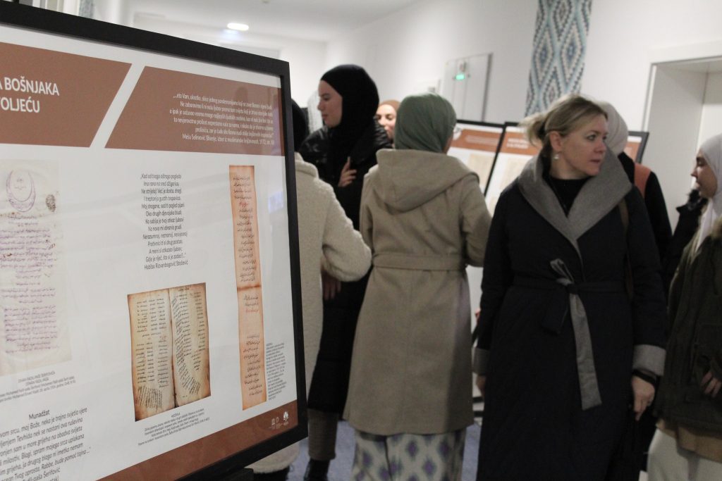 Učenici Gazi Husrev-begove medrese učestvovali u programu otvaranja izložbe “Poezija Bošnjaka u rukopisima Gazi Husrev-begove biblioteke”