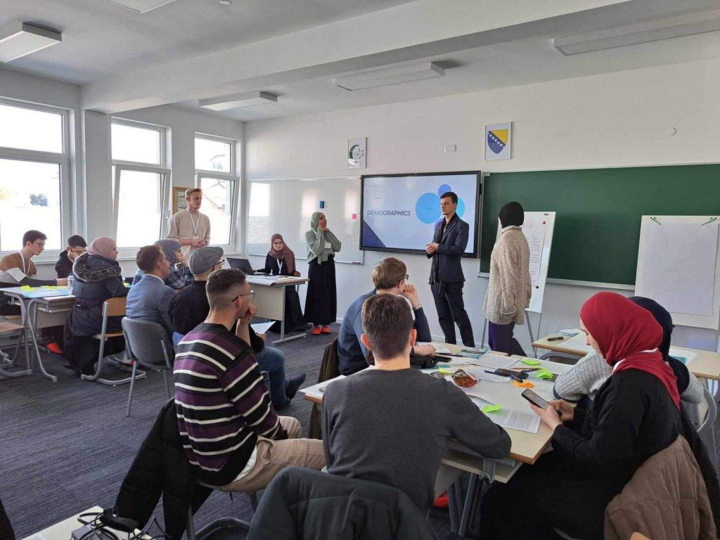 Učenici i učenice Gazi Husrev-begove medrese učestvovali na prvom poduzetničkom kampu za srednjoškolce na engleskom jeziku