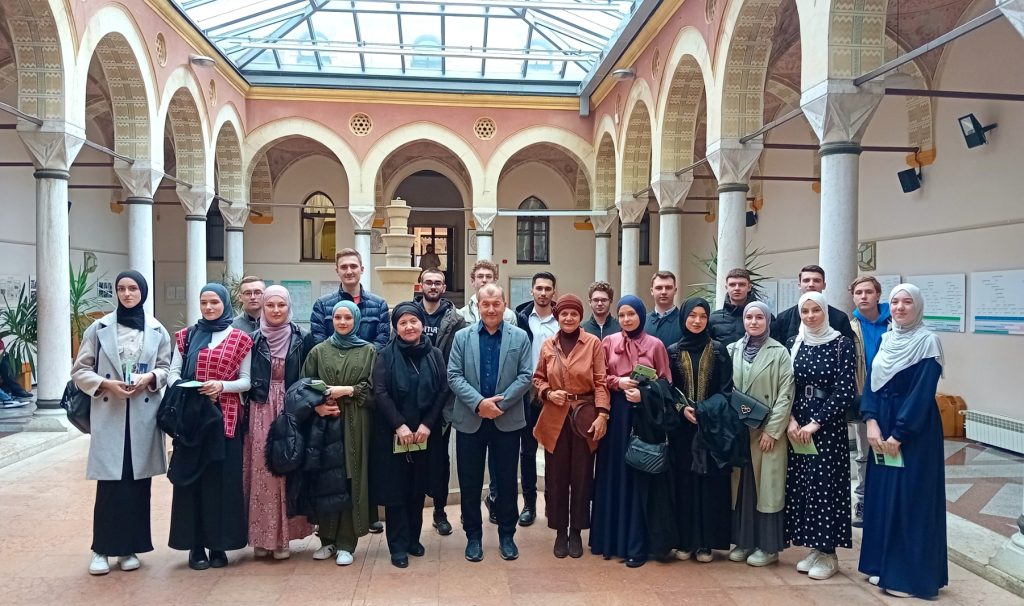 Učenici Gazi Husrev-begove medrese posjetili Fakultet islamskih nauka Univerziteta u Sarajevu